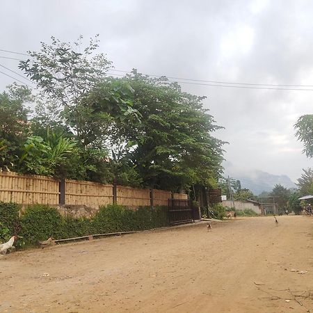 Meexok Guesthouse Nong Khiaw Exterior photo