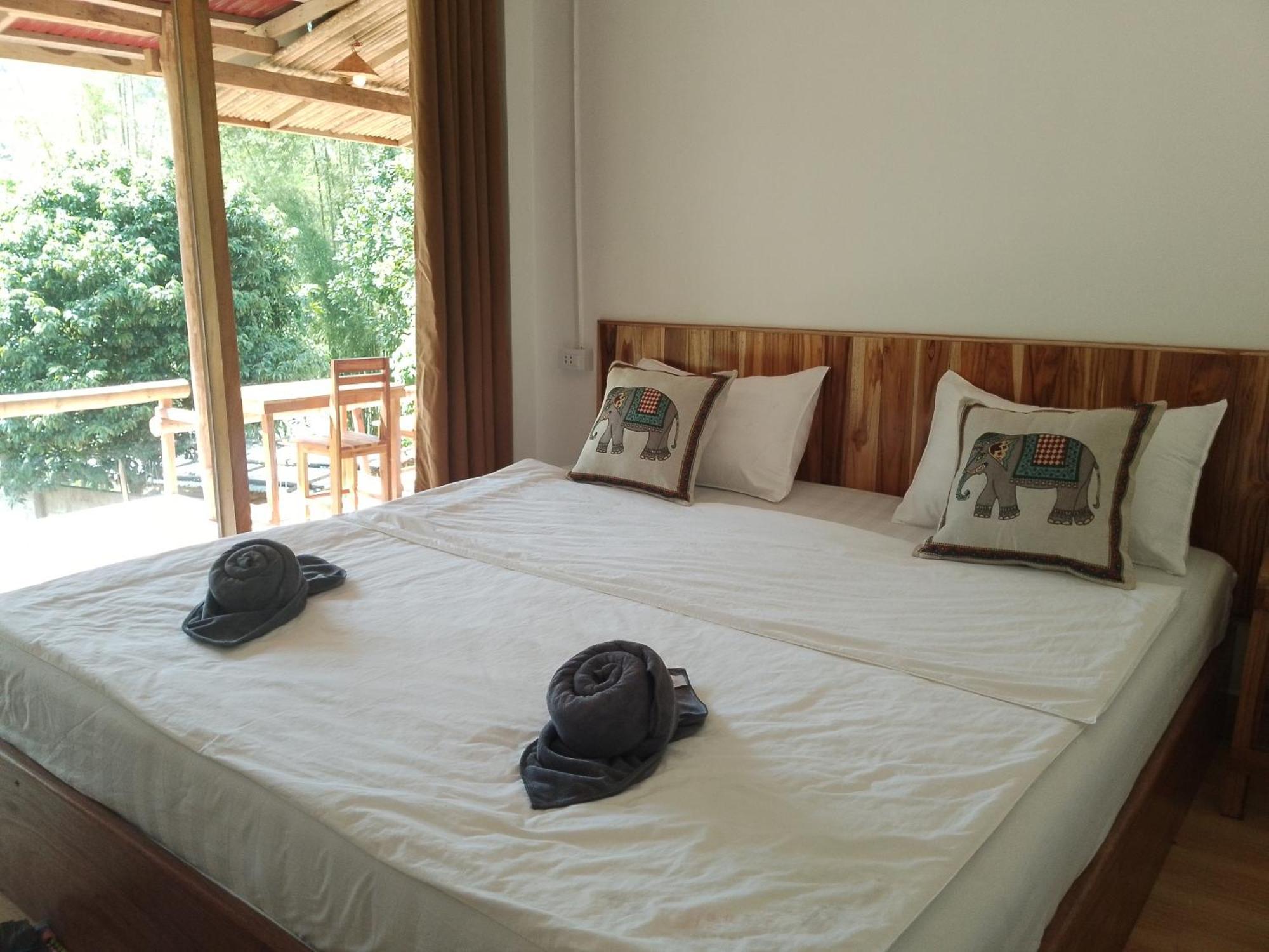 Meexok Guesthouse Nong Khiaw Exterior photo